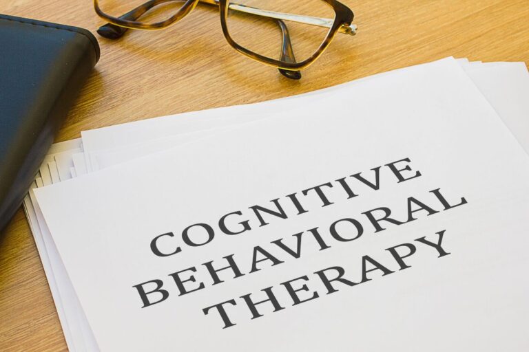 Papel con el siguiente texto escrito Cognitive behavioral therapy
