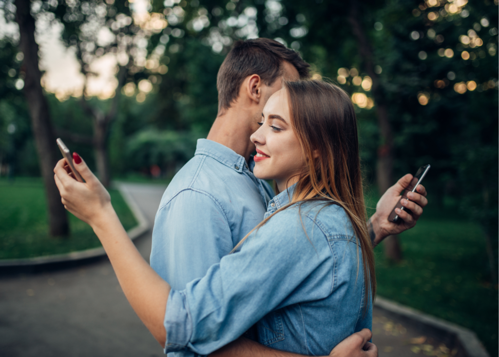 Hombre y mujer con el teléfono sin hacerse caso